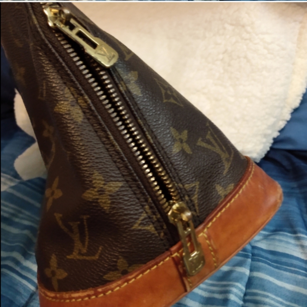 Louis Vuitton Brown Monogram Handbag - Picture 6 of 16